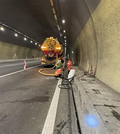 鞍山隧道排水渠清淤